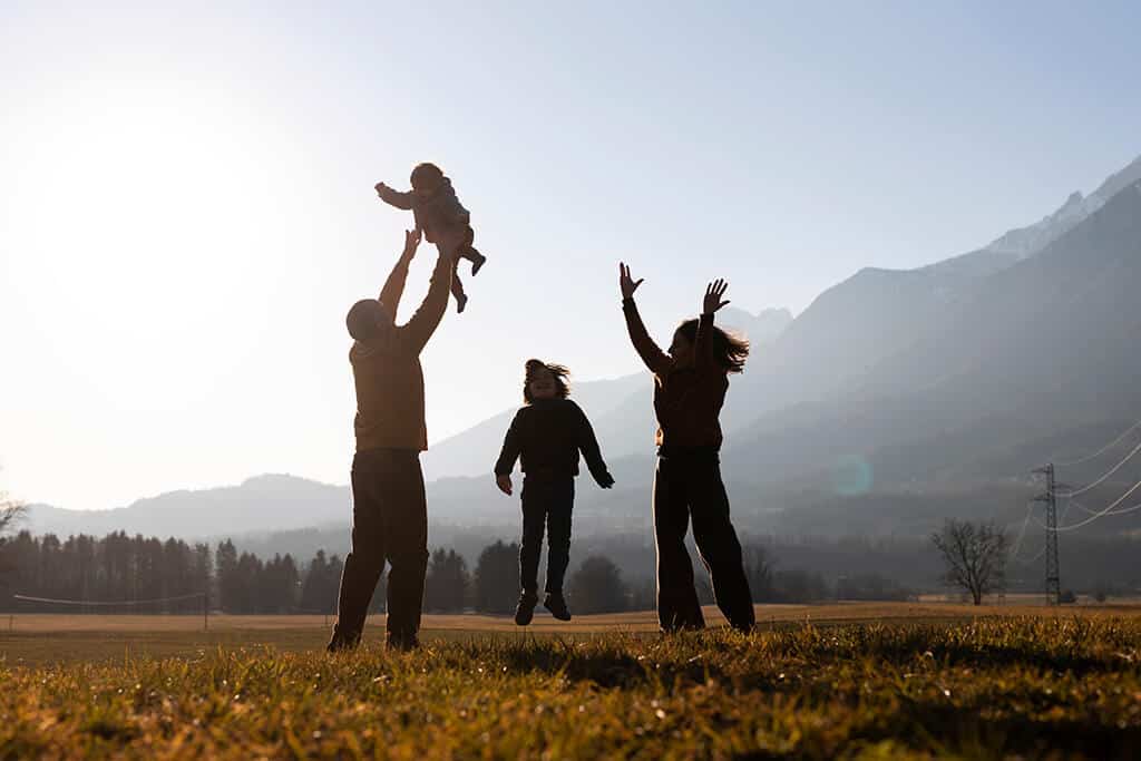 04-1 siluetas-familias-naturaleza-al-atardecer